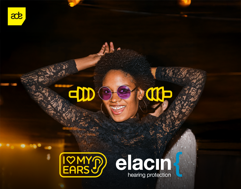 Dansende vrouw op ADE 2025, met Elacin oordoppen.