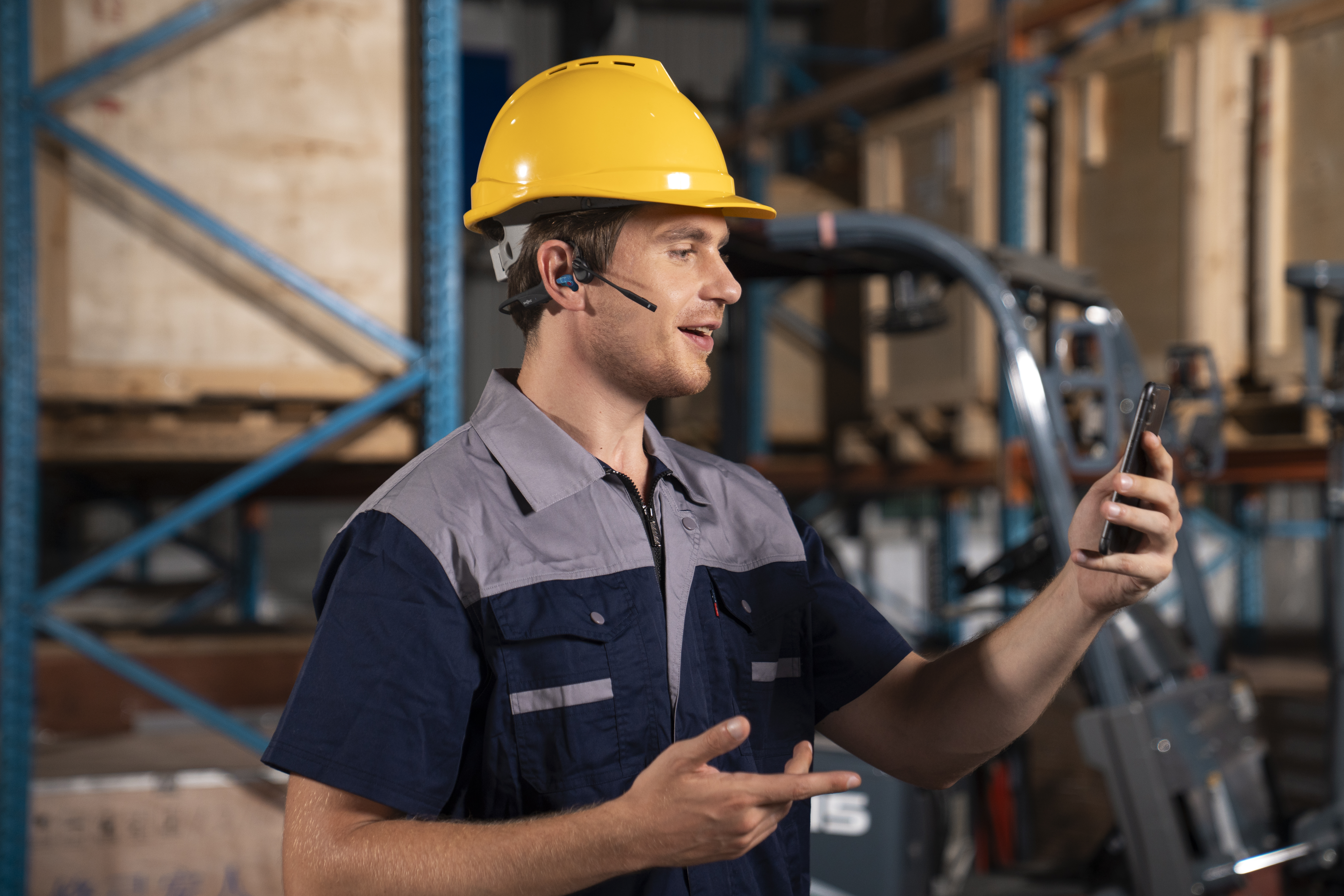 Shokz OpencComm 2 im Einsatz mit Gehörschutz