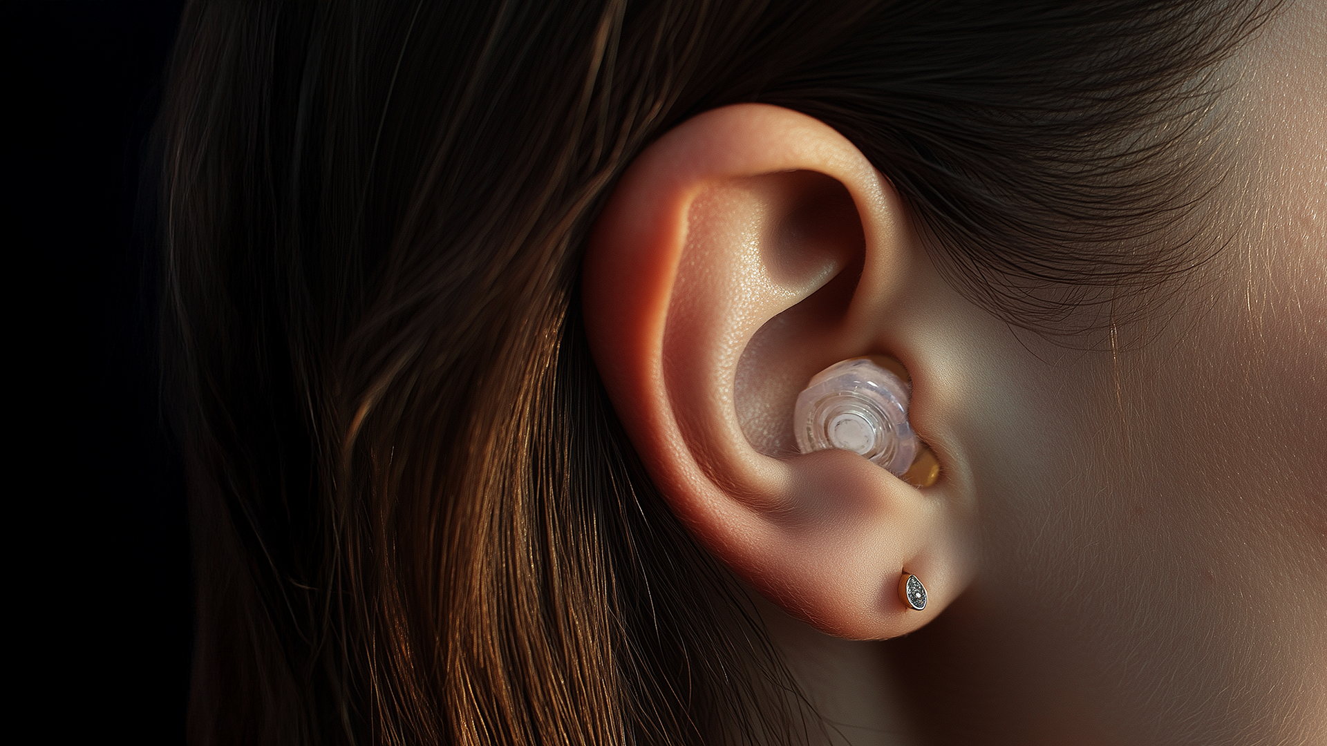 Elacin ER Transp. In Ear Female 1920X1080px (1)