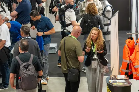 Des personnes discutent lors du salon Sécurité au carré à la Foire de Beaulieu à Lausanne.
